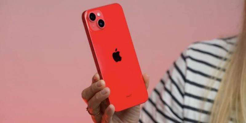 Три дня автономности и обычные камеры: что пишут про iPhone 14 Plus